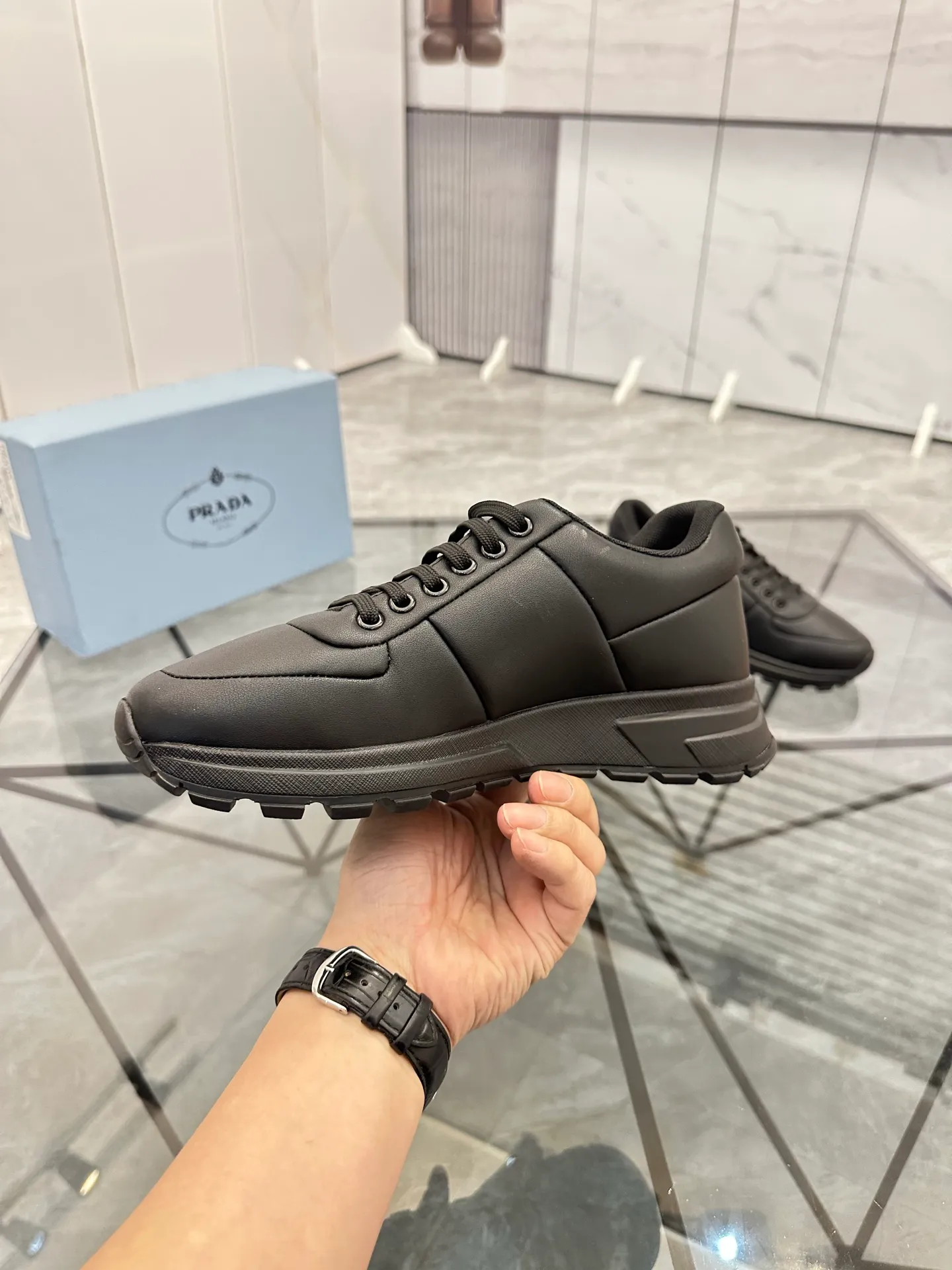 Men's shoes: 💰P440¥ Product trademark: Prada *"Prada*" low-top casual shoes Regular size: 38-44 (can be customized to 45.46) Product materials: imported cowhide upper, sheepskin lining, original outsole. Number: 835